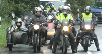 Fahrer und Fahrerinnen mit ihren Motorrädern bei der Crazy Run Motorradtour